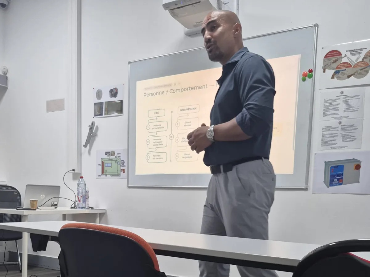 Formateur SPARTE TACTICAL MEDIC animant un module d'analyse comportementale en salle